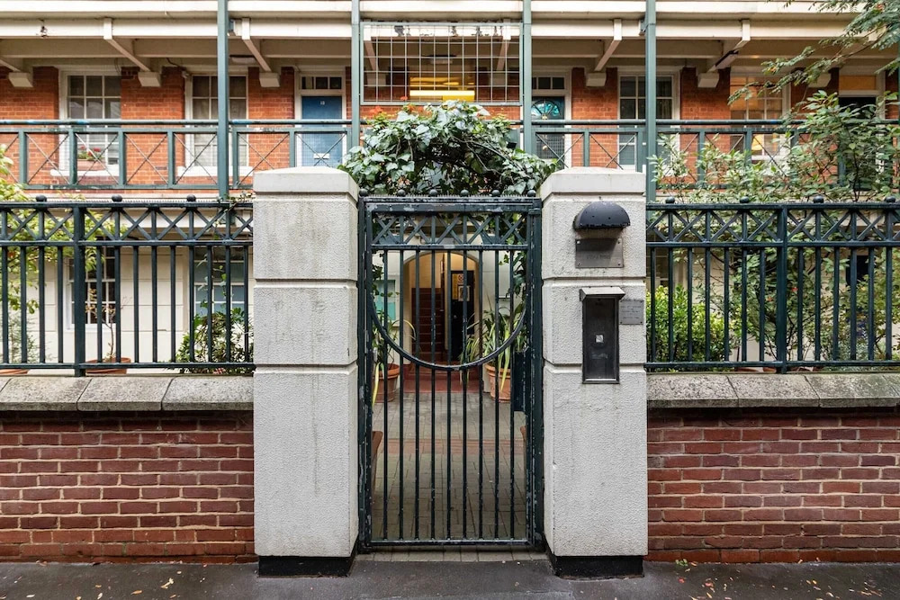 Stylish Chiswick Park Apartment