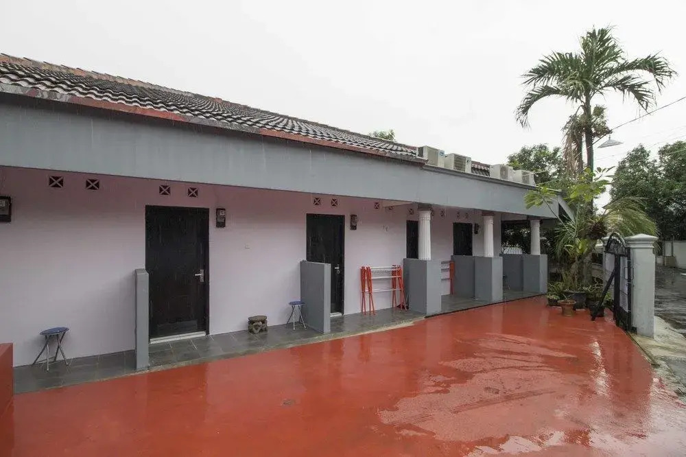 RedDoorz @ Pondok Bambu