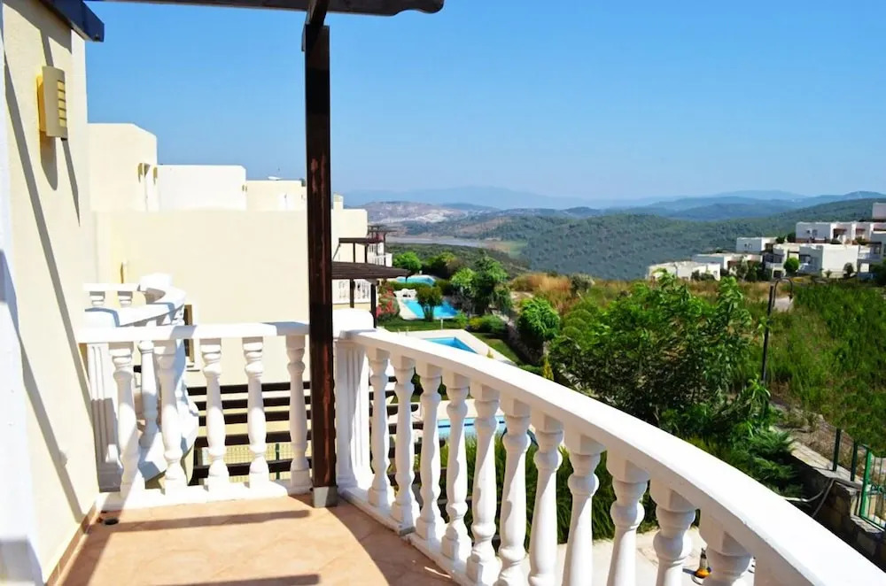 Apartment 3 Bedroom Lake View 4 by Likya Global