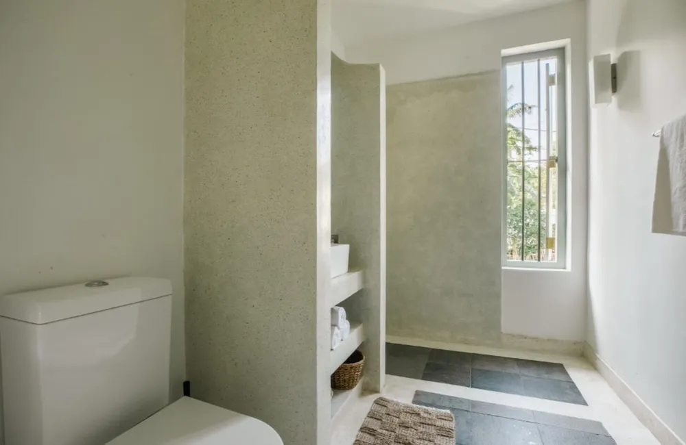 Beautifully Renovated Family Village House Within Walking Distance To The Beach