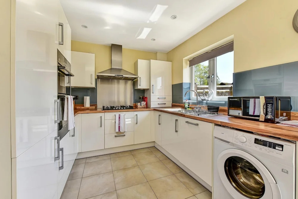 London Heathrow Living Serviced House 4 Bedrooms, 2.5 Bathrooms Up to 9 Beds