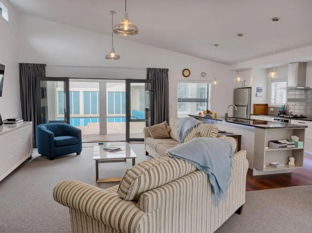 Poolside Retreat - Picton Holiday House Waikawa