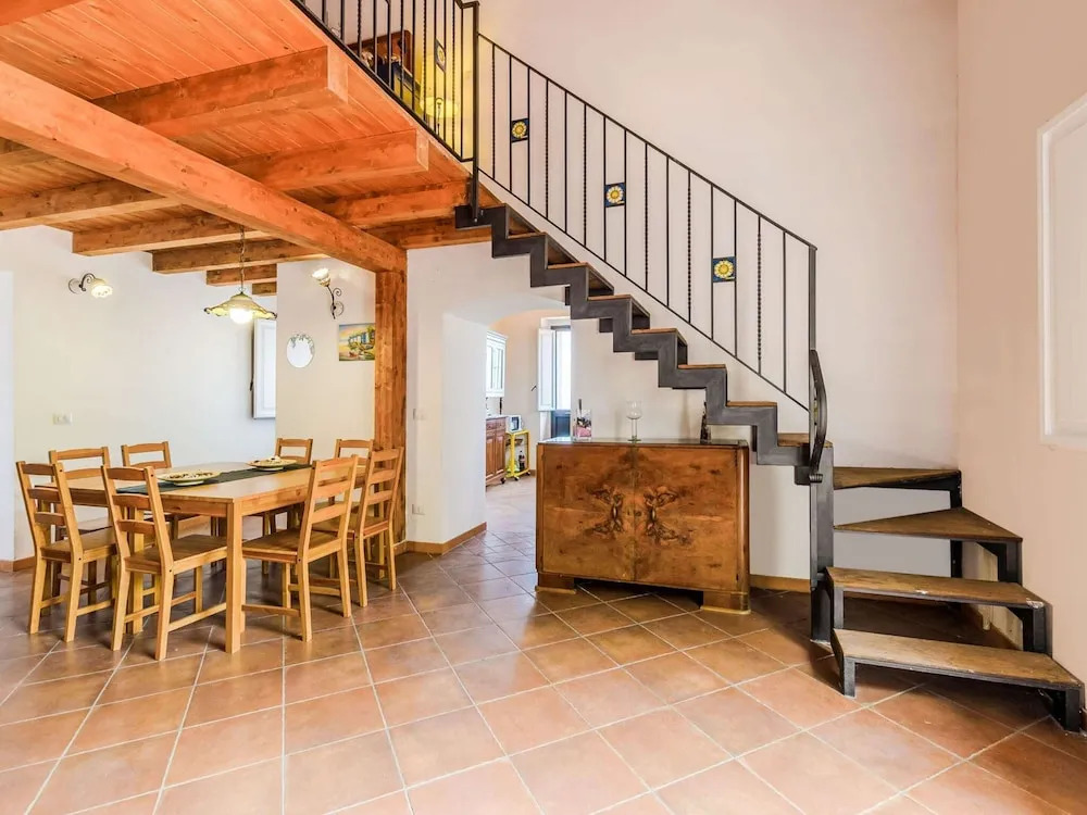 Villa with pool and panoramic surroundings