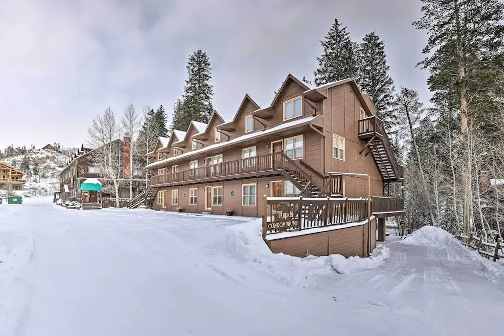 Fireplace & Stream Access: Cozy Grand Lake Retreat