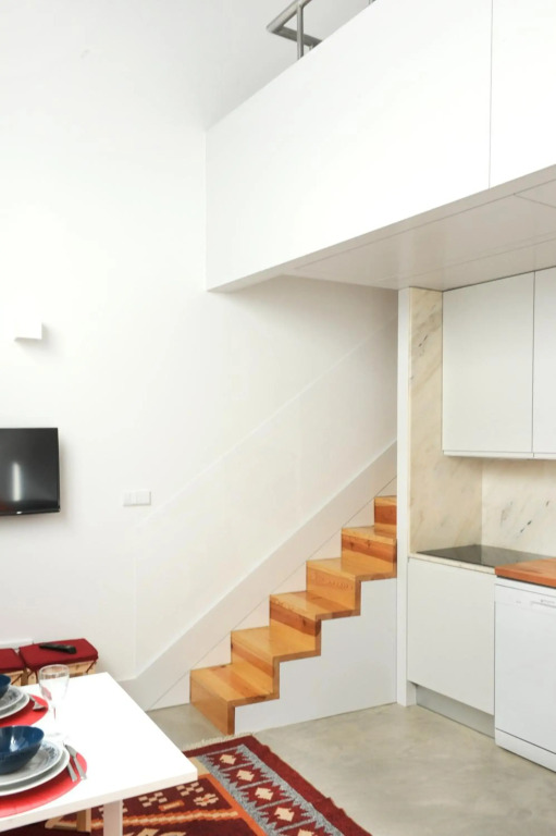Sunday - Lovely Mezzanine with FREE PARKING
