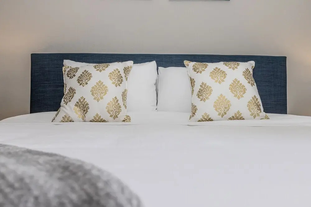 King Beds Apt by SeaWorld. Pool, Hot Tub, Gym