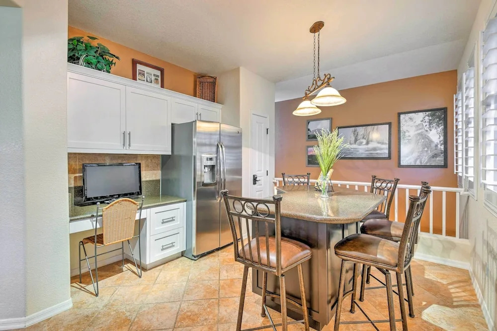 Pool, Balcony & Golf Course Views: Scottsdale Gem