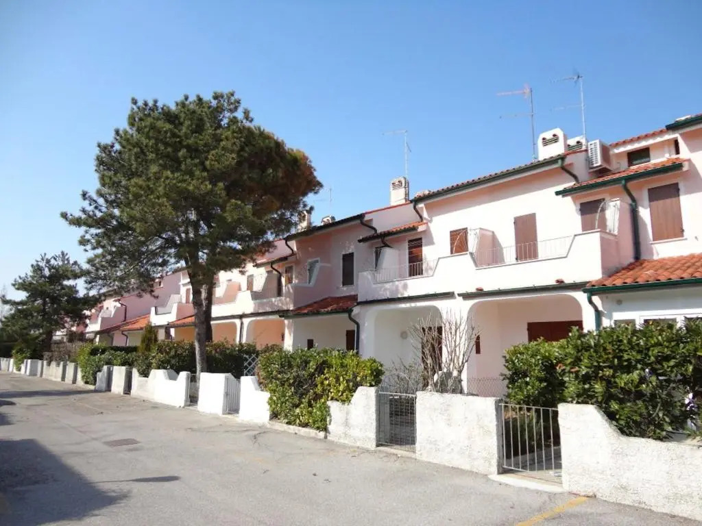 Cosy two - Storey Villa With a Garden and a Shared Swimming Pool