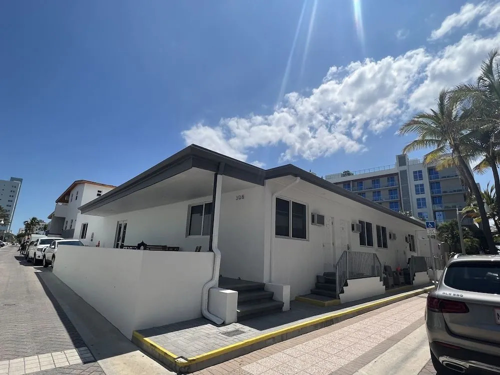 The Pearl Beachside Apartments on Hollywood Beach