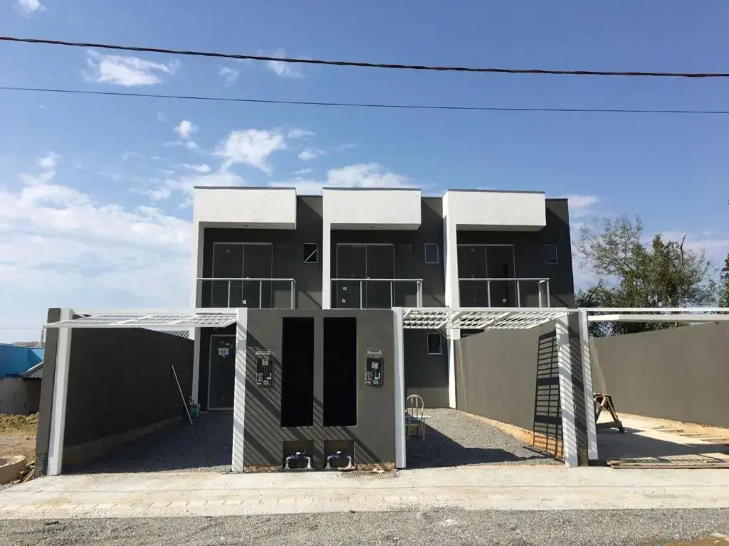 Casa com Piscina Privativa, 3 Quartos e 3 Banheiros Itapema
