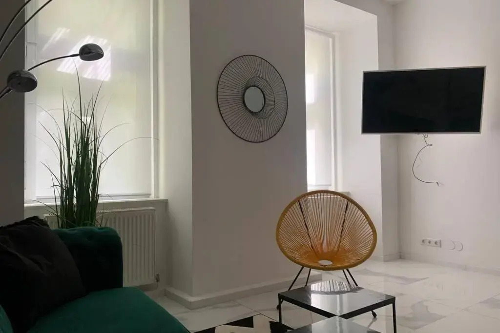 COOL City CENTER Apt. @ METRO and SHOPPING STREET
