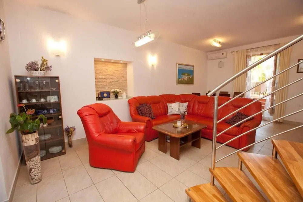 Spacious Apartment Milly With Pool
