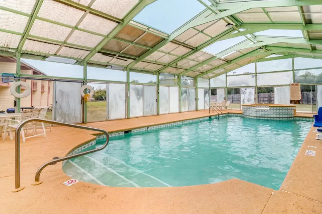 Perry Inn & Suites National Fairground I 75