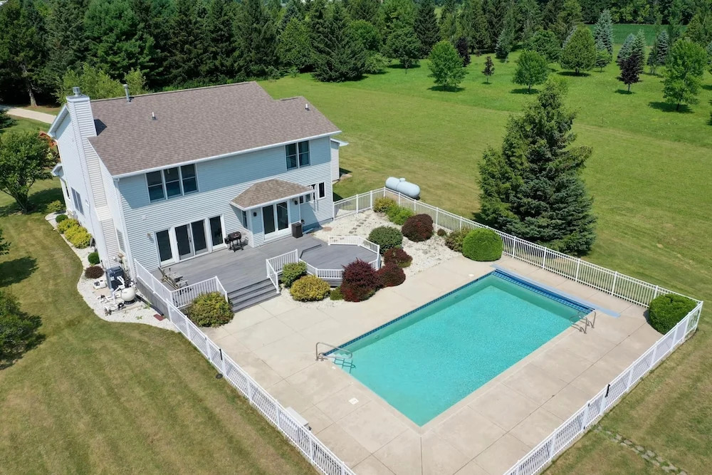 Freshly Updated Lake Michigan Home With Pool