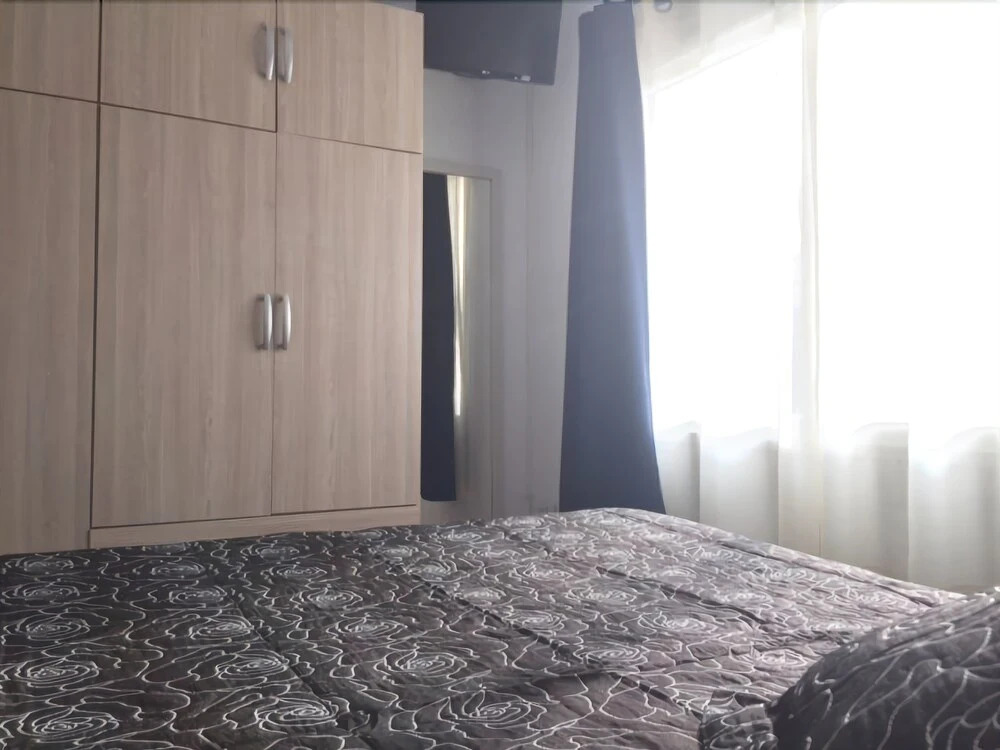 Recently Refurbished Center Apartment