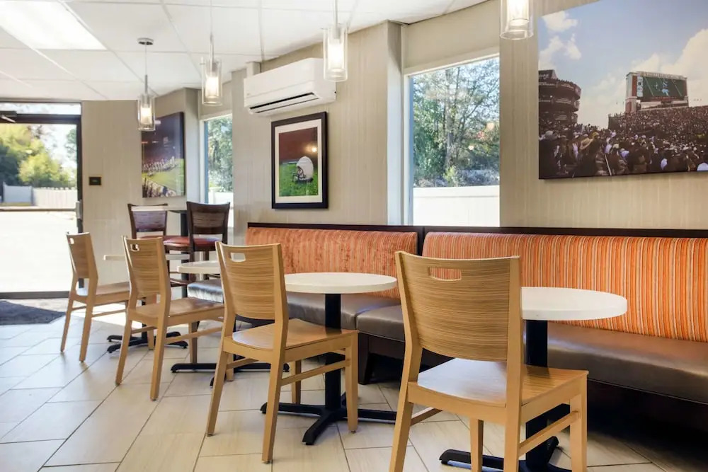Country Hearth Inn & Suites - Columbia