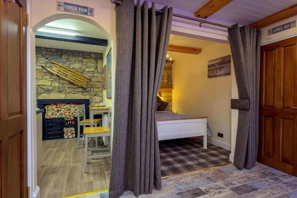 Anastasia's Secret! Cupar Swiss Alpine Style Apartment