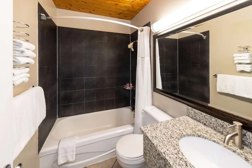 Econo Lodge Inn & Suites