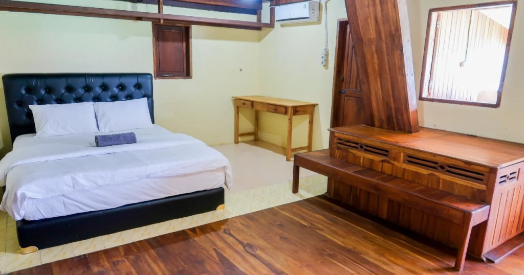 Phinisi Hostel Bira