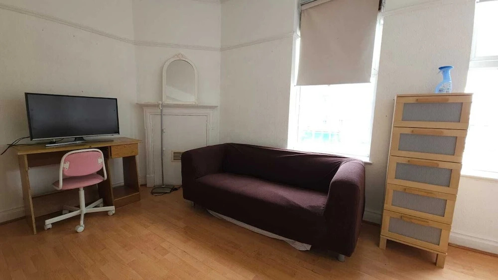 London Edgware Station Apartment