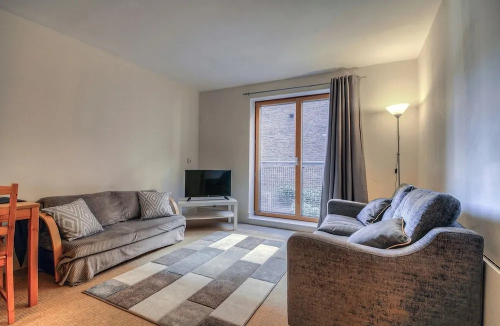 Modern, Spacious 1BR Central Manchester Flat for 4