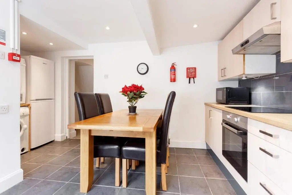 Gorgeous Town Centre Apt with Courtyard Garden
