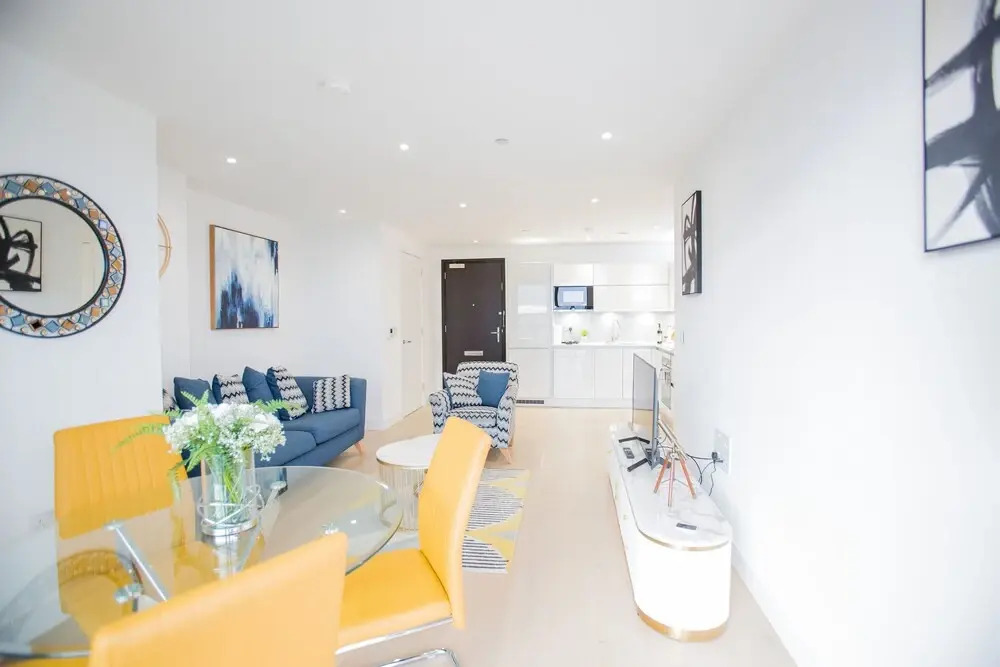 Canary Views One Bed and Bath Apartment