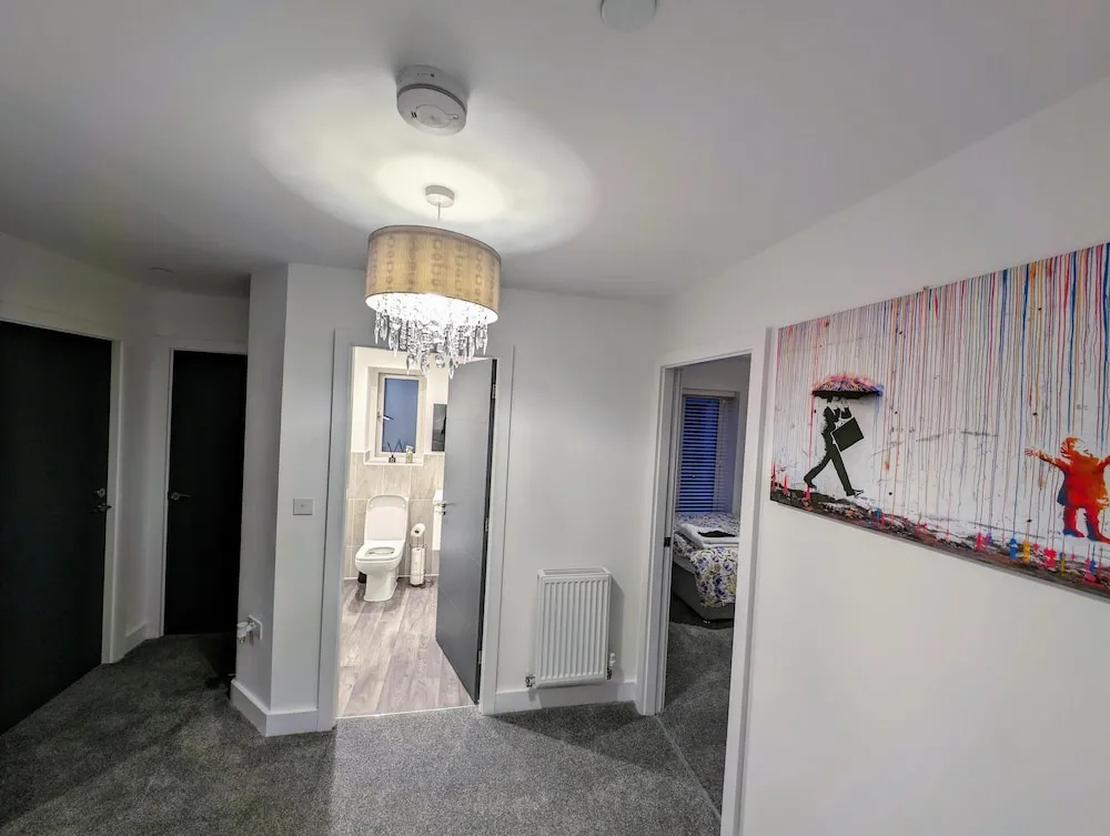 Modern 4 bed House in Newport, Home Away From Home