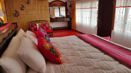 Uros Qhanita Lodge