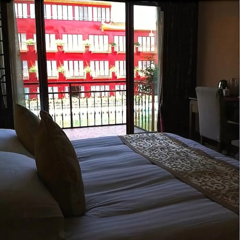 Lakeview Houseboat Hotel & Resort