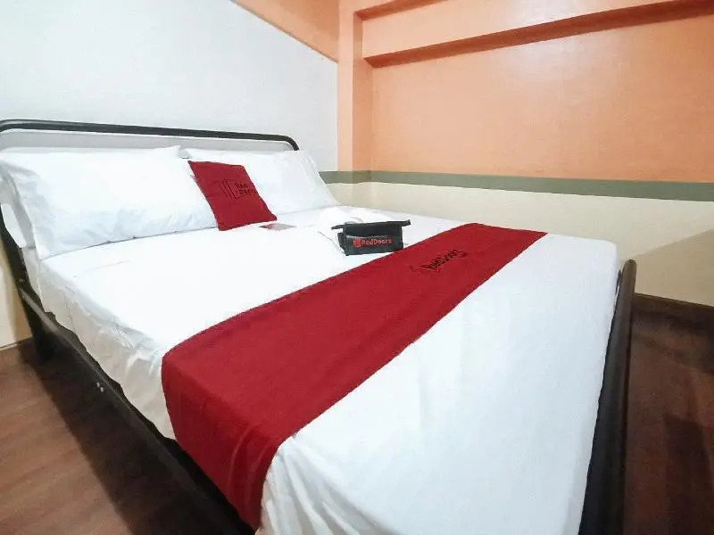 RedDoorz near SGM Condotel Villa Beach Iloilo
