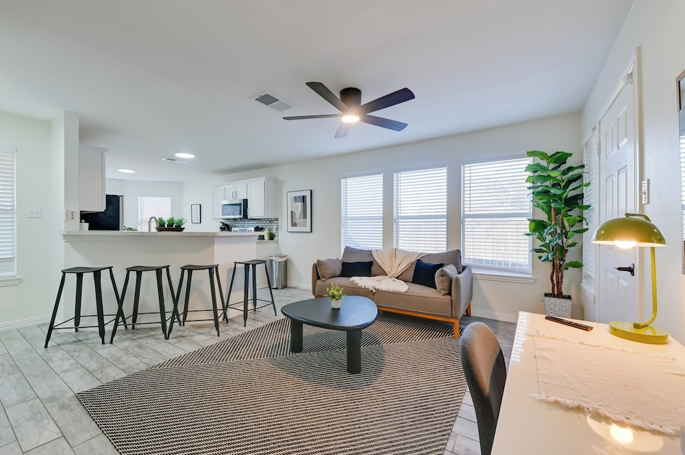 < 1 Mi to Historic Mckinney: Modern Duplex w/ Yard
