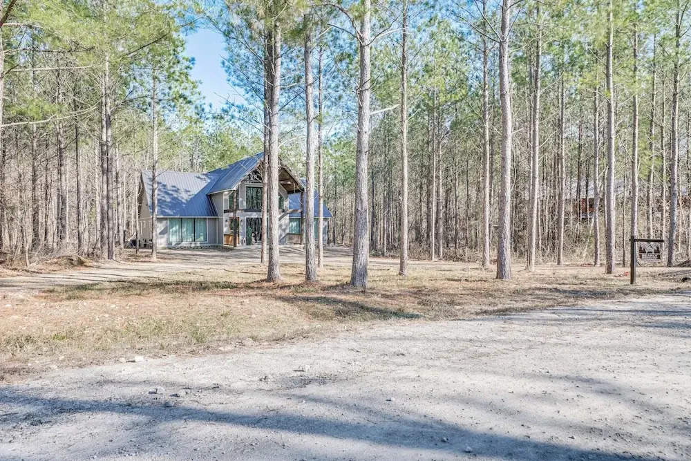 Broken Bow Cabin w/ Hot Tub & Covered Deck!