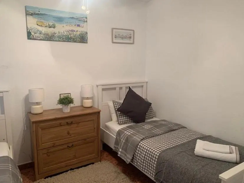 Lovely 2 bedroom house with free parking and pool, near a golf course