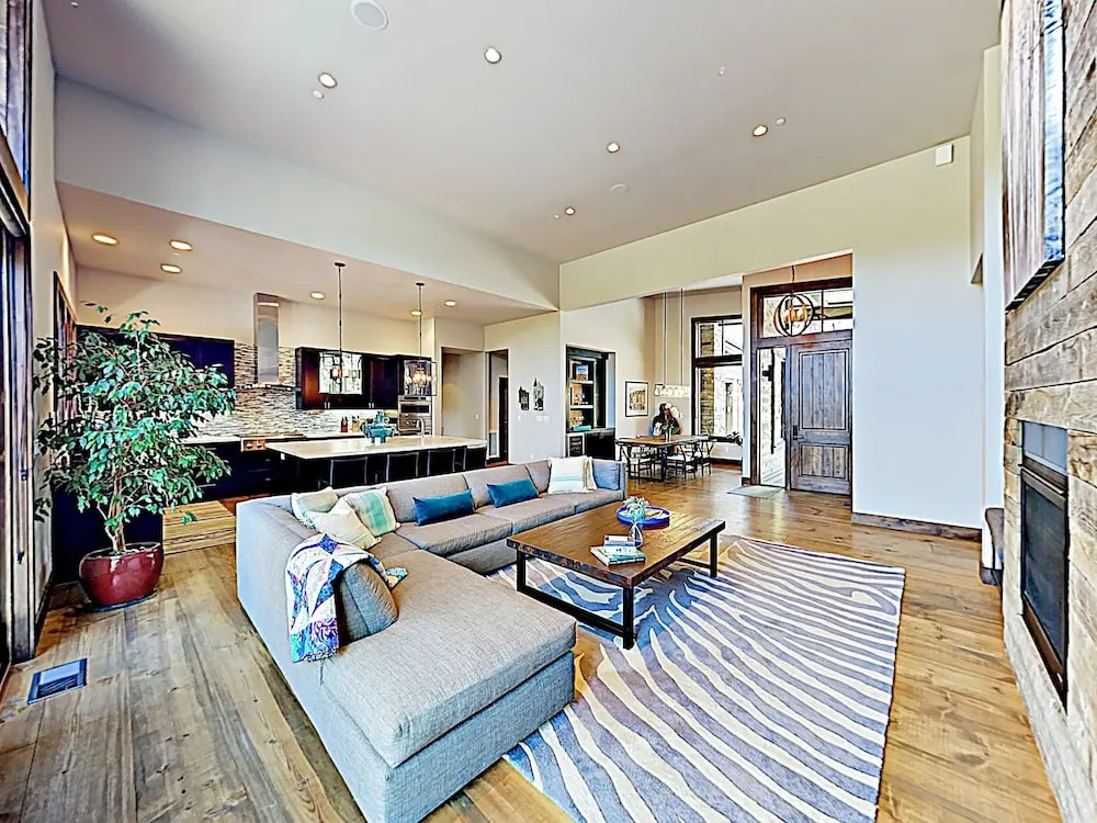 New Listing! All-suite Dream Lodge Near Top Skiing 3 Bedroom Home