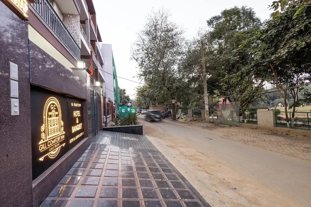 Hotel Gill Comfort Inn - Close to MEDANTA, ARTEMIS AND FORTIS HOSPITAL