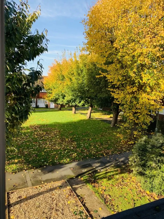 Spacious 3 Bedroom Home with Garden in Farnham