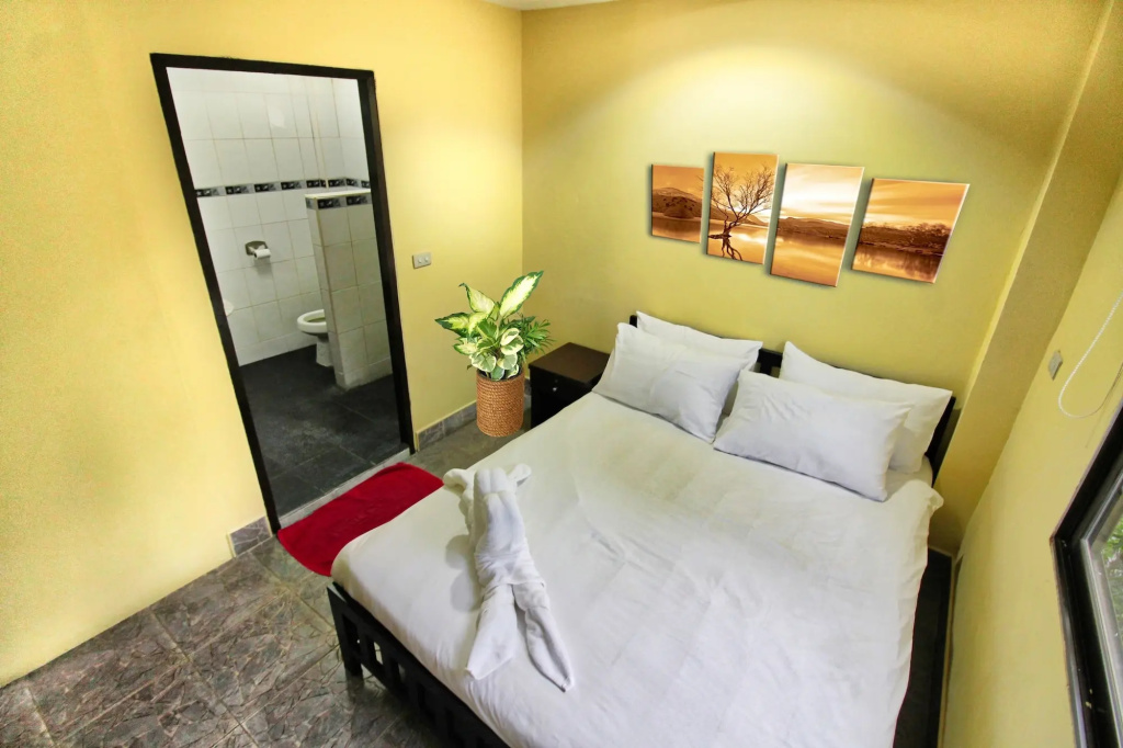 Phratamnak Inn Hotel & Guesthouse - 100 mtr from the beach