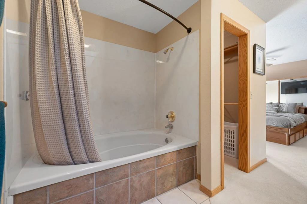 Peaceful Pines 5 BR Home with Hot Tub!