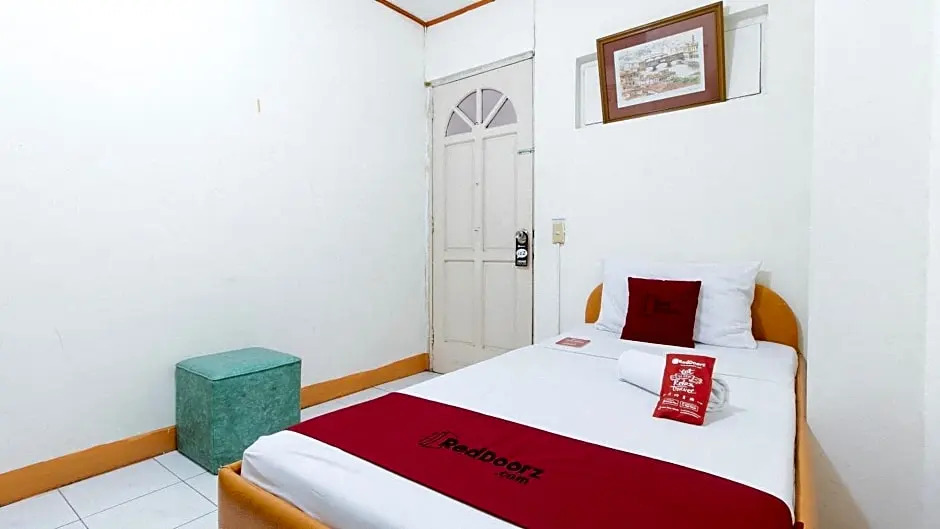 RedDoorz Plus Near McArthur Park Tacloban