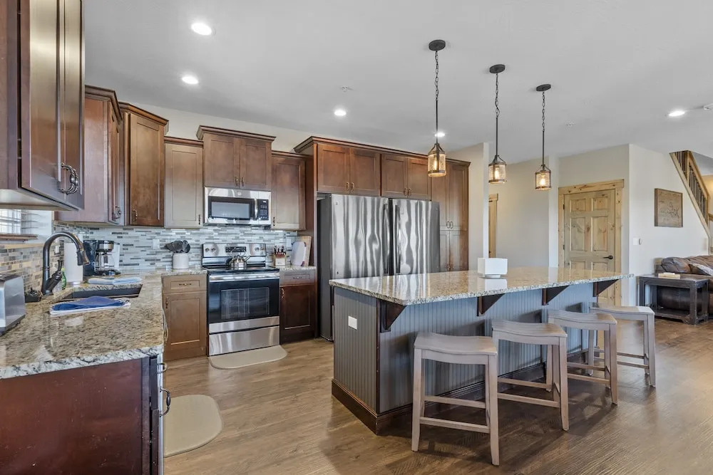 Lakefront Haven 9 Bedroom Home by RedAwning