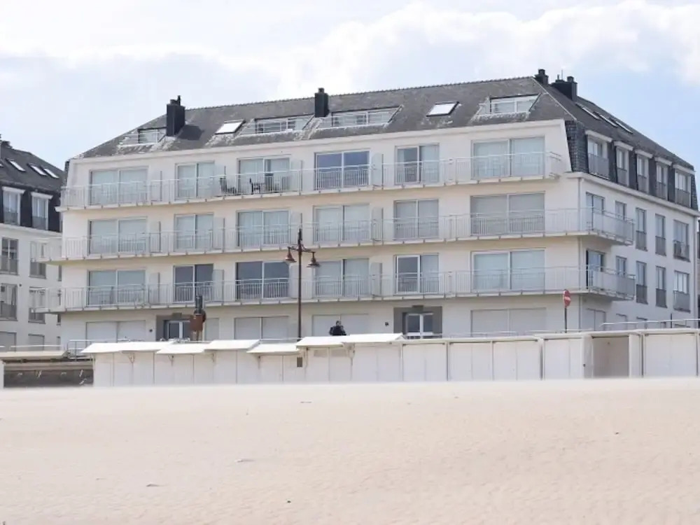 Spacious Seafront Retreat