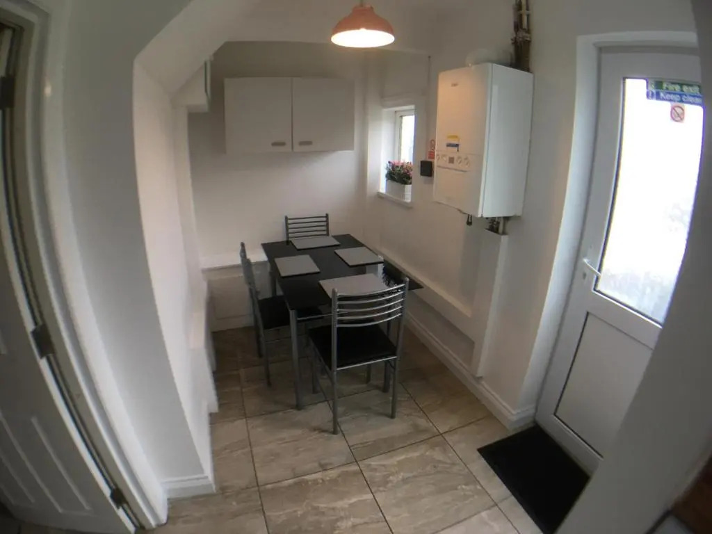 5 bedrooms, 2 Reception Rooms, 2 Shower Rooms, Sleeps up to 7, Parking, Free WiFi & Netflix, Large Garden
