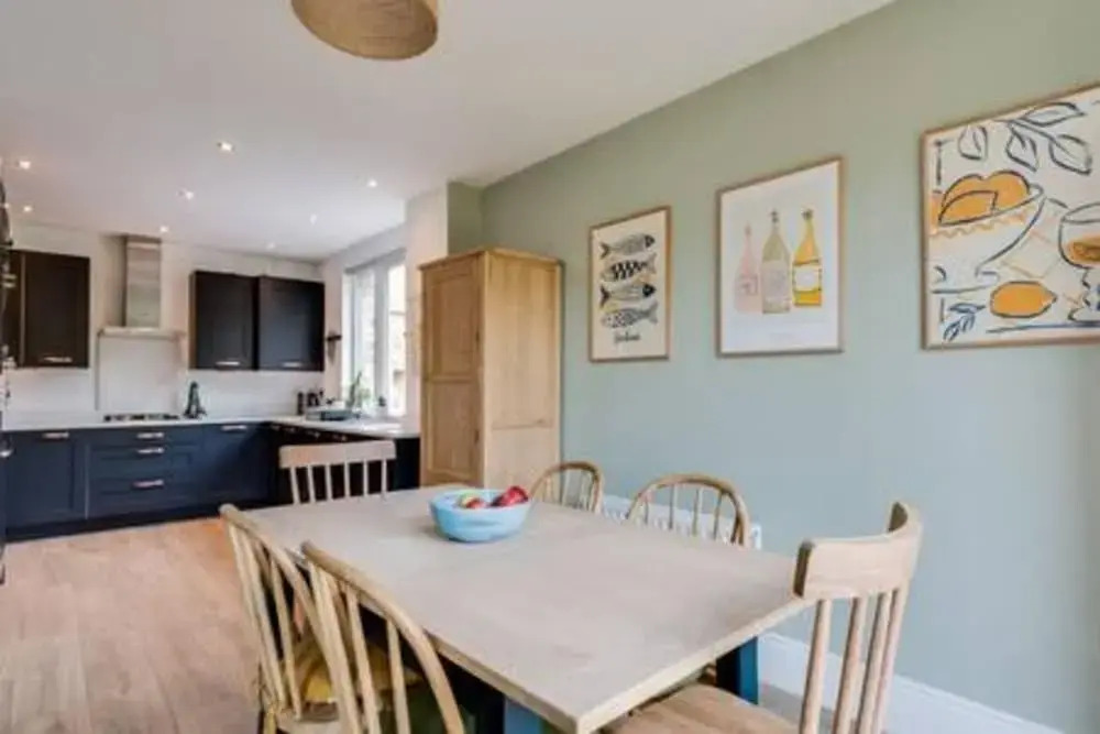 Family-friendly Getaway - Garden Parking Sleeps 7