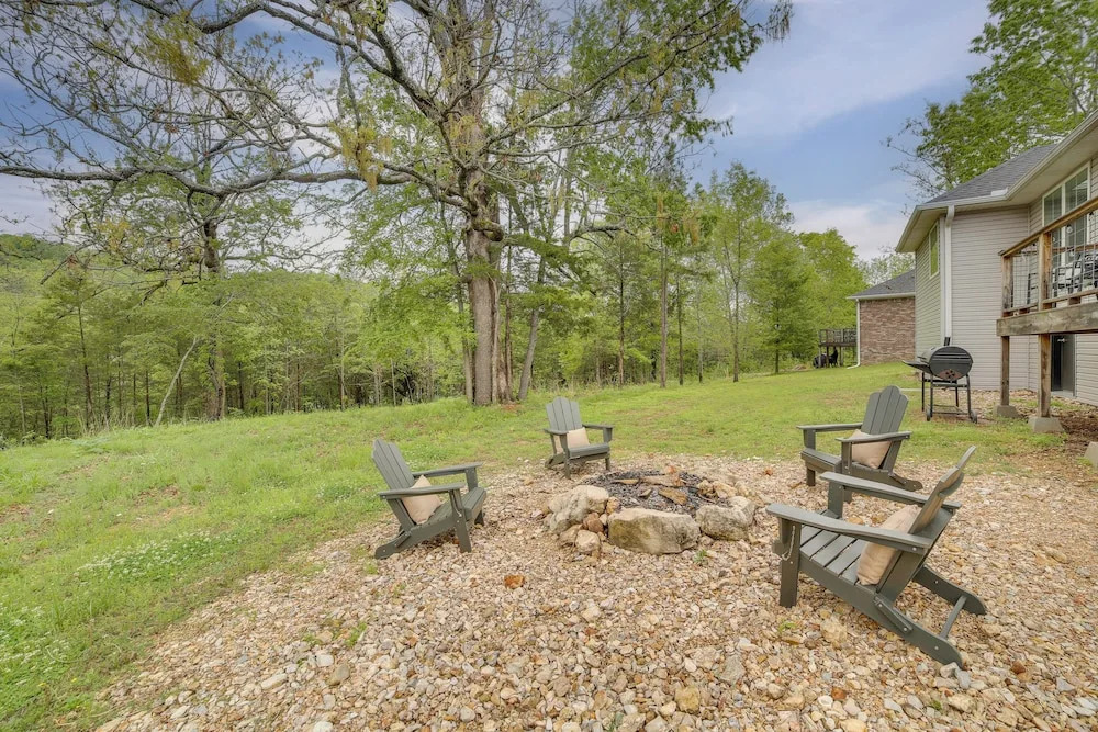 Table Rock Lake Retreat: Walk to Shore!