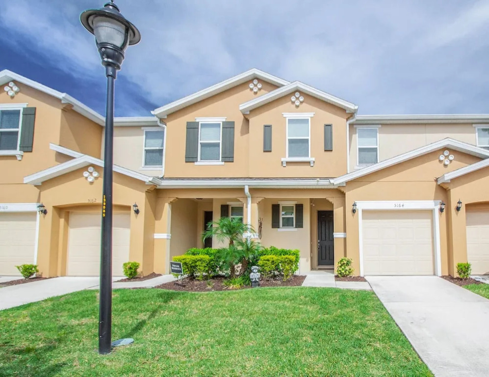 Spacious 4B Family-friendly Townhome Near Disney!