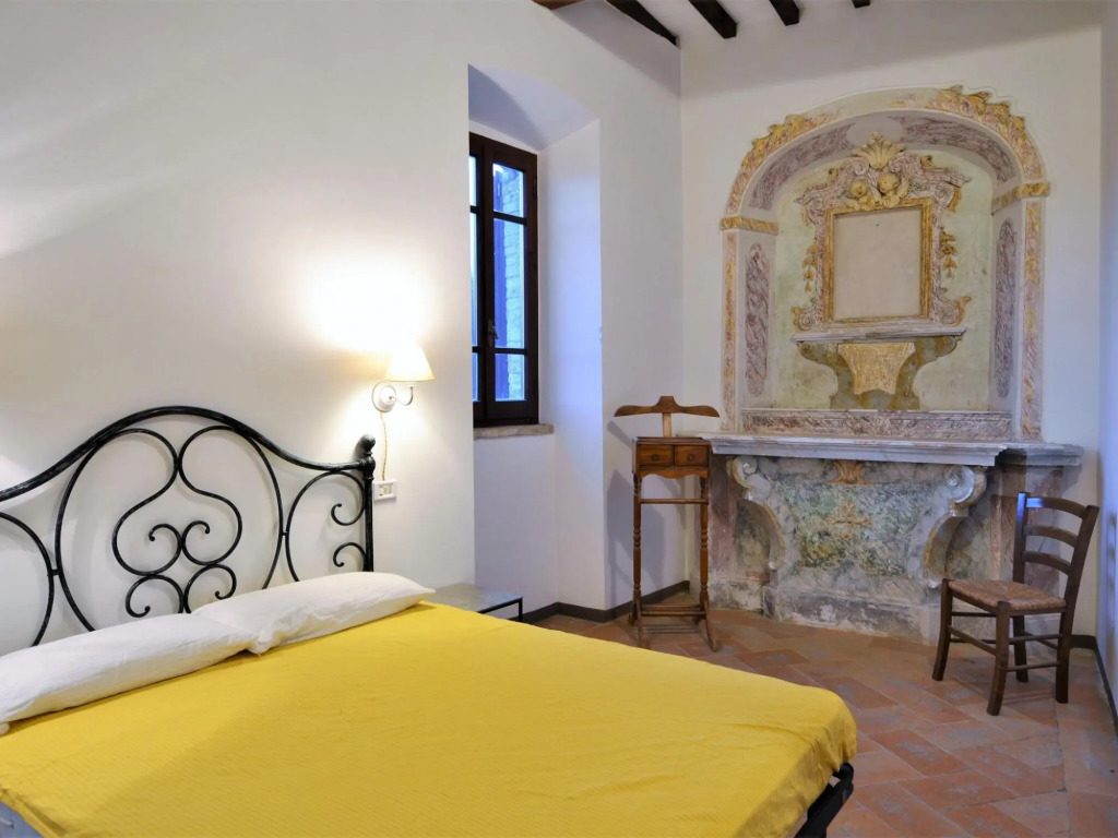 Cosy apartment in Mantignana with private terrace