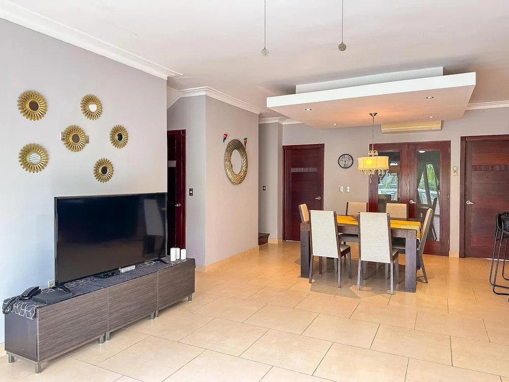 Beautiful 2 BR Apartment With BBQ