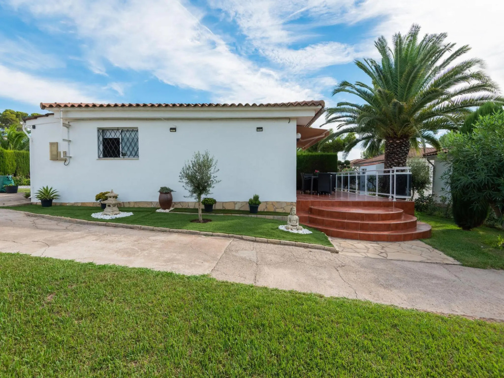 Spacious Holiday Home in Cambrils with Shared Swimming Pool