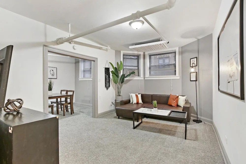 Front Garden 1BR Apt in Lakeview